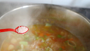 蔬菜意面浓汤,根据口味加入盐和<a style='color:red;display:inline-block;' href='/shicai/ 720'>胡椒粉</a>，之后就可以享用了。