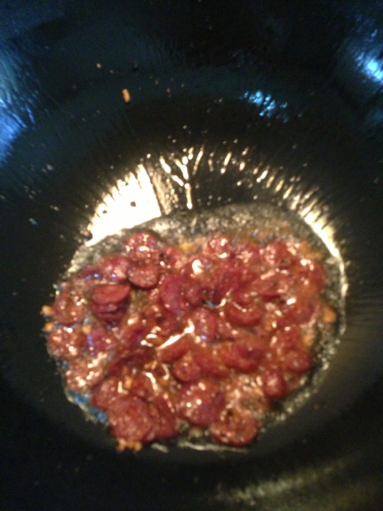 麻辣肠炒青瓜,加入绍酒和<a style='color:red;display:inline-block;' href='/shicai/ 692'>酱油</a>,翻炒出酒香后放入黄瓜片猛火翻炒