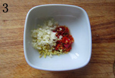 糖醋蚕豆,姜蒜末和<a style='color:red;display:inline-block;' href='/shicai/ 703'>泡椒</a>一起放进小碗