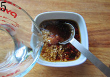 糖醋蚕豆,加入温开水