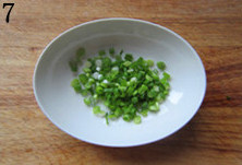 糖醋蚕豆,<a style='color:red;display:inline-block;' href='/shicai/ 3232'>香葱</a>切葱花