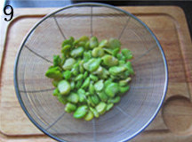糖醋蚕豆,捞出蚕豆,沥干水分