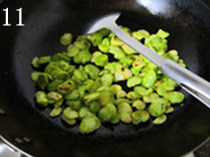 糖醋蚕豆,炒至蚕豆两面金黄,出现焦斑,关火