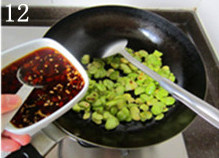 糖醋蚕豆,加入调味汁