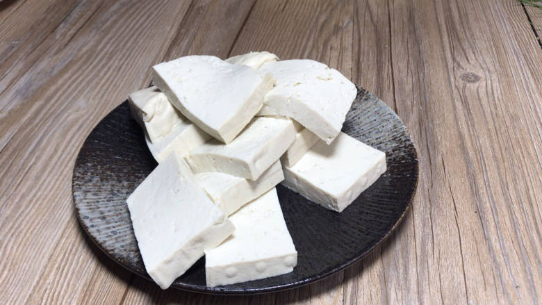 豆腐炖冬瓜,豆腐冲洗一下,切块备用