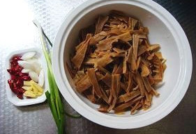 红焖笋干,把笋淋干水分，切小块，<a style='color:red;display:inline-block;' href='/shicai/ 157'>小葱</a>切断，姜切丝，红干辣椒切小断。