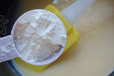 红莓蛋挞,倒入低粉,拌匀后用滤网过滤一下备用