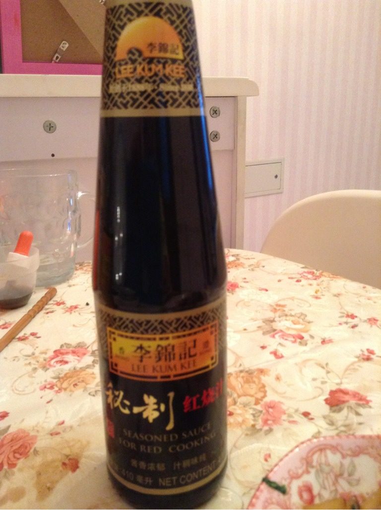 宝宝营养肉丸,肉馅中放入调料：<a style='color:red;display:inline-block;' href='/shicai/ 8188'>面酱</a>，<a style='color:red;display:inline-block;' href='/shicai/ 692'>酱油</a>，生抽少许，红烧汁少许，<a style='color:red;display:inline-block;' href='/shicai/ 519'>面粉</a>（保持肉馅的黏度），<a style='color:red;display:inline-block;' href='/shicai/ 9'>鸡蛋</a>一颗，盐，鸡精，搅匀。