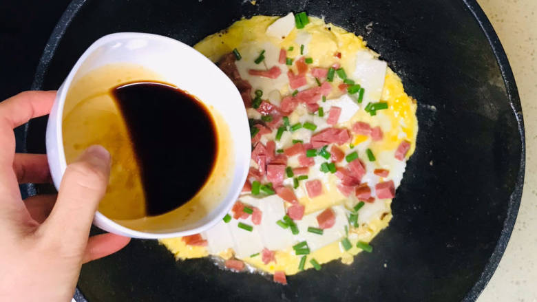 鸡蛋炖豆腐,煎至凝固结实后,淋上调味料