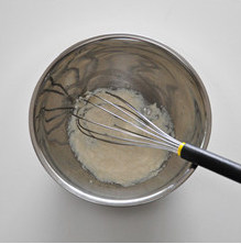 豆浆豆腐蒸蛋糕,把豆腐过筛成豆腐泥。往里加入<a style='color:red;display:inline-block;' href='/shicai/ 3729'>白糖</a>和豆浆,一起拌匀