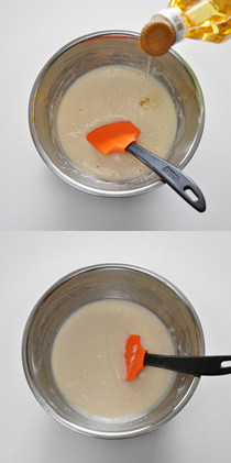 豆浆豆腐蒸蛋糕,往里加入油,拌匀