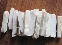 青蒜蛋皮炒香干,<a style='color:red;display:inline-block;' href='/shicai/ 473'>香干</a>切成细条