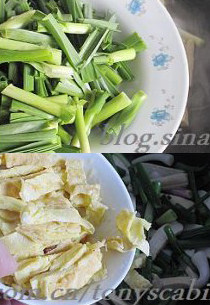 青蒜蛋皮炒香干,下青蒜叶和蛋皮翻炒片刻即可出锅