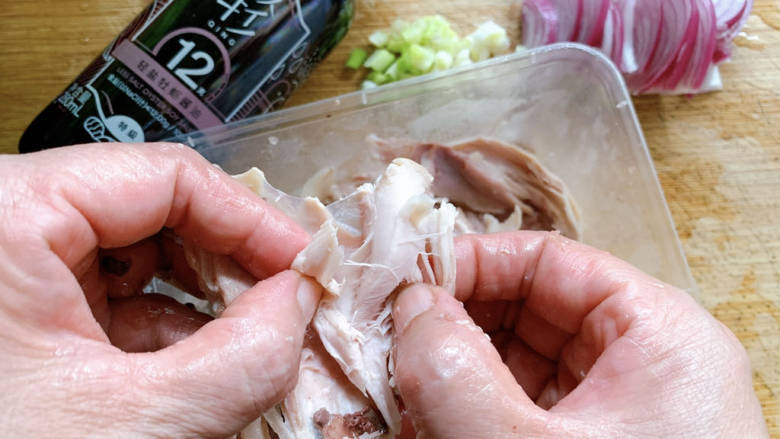 柠檬鸡柳,鸡腿整个上锅蒸熟后,过凉水放冷鲜冷藏一会儿,取出后,将肉撕成小块。