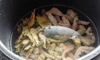 干贝蛏干炖猪肚,加适量的清水,料酒、香叶和姜片各少许,按“肉/鸡”键即可,开锅后加点盐和鸡精