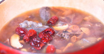 花胶煲乌鸡 ,放入红枣与<a style='color:red;display:inline-block;' href='/shicai/ 673'>枸杞</a>后再煲15分钟