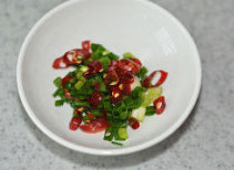 葱油金针菇,<a style='color:red;display:inline-block;' href='/shicai/ 234'>金针菇</a>切去根部洗干净,葱切花、干椒切小段