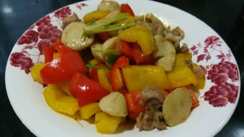 甜椒鱼丸小炒,加入肉片炒熟，洒上芹菜即可
