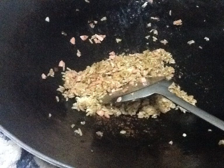 黄豆酱香肠炒饭,然后将适量的<a style='color:red;display:inline-block;' href='/shicai/ 4510'>黄豆酱</a>、剩饭、香肠粒倒入锅中翻炒。