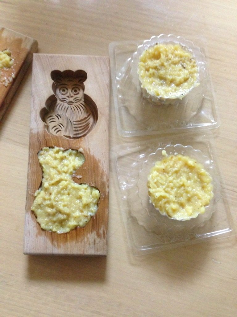 豌豆黄,加木糖醇,唉,肥婆伤不起呀。一方面这样不会太甜,另一方面木糖醇糖粉也比较细腻。用搅拌器咣啷咣啷搅拌均匀。添到模子里。之前别忘记给模子抹些油。