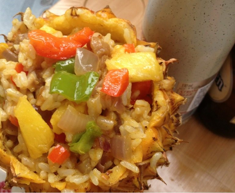 咖喱菠萝鸡饭,油烧成9分热，放入鸡肉炒，随后将切块的<a style='color:red;display:inline-block;' href='/shicai/ 61'>青椒</a> 红椒 <a style='color:red;display:inline-block;' href='/shicai/ 29'>洋葱</a>倒入混合炒。熟了后，火开小，放入<a style='color:red;display:inline-block;' href='/shicai/ 10650'>咖喱块</a>，很快即化。再放入菠萝块，均匀后关火，加米饭炒均匀为止。最后放入菠萝中。