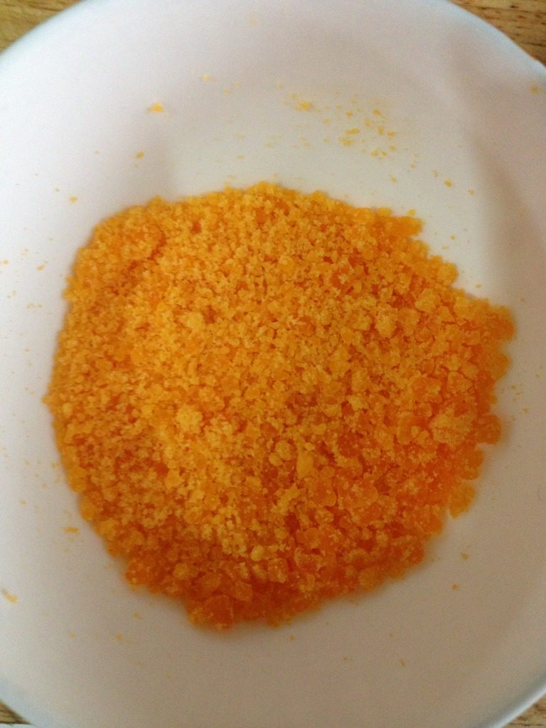 咸蛋黄焗南瓜,把咸蛋黄用勺背碾碎