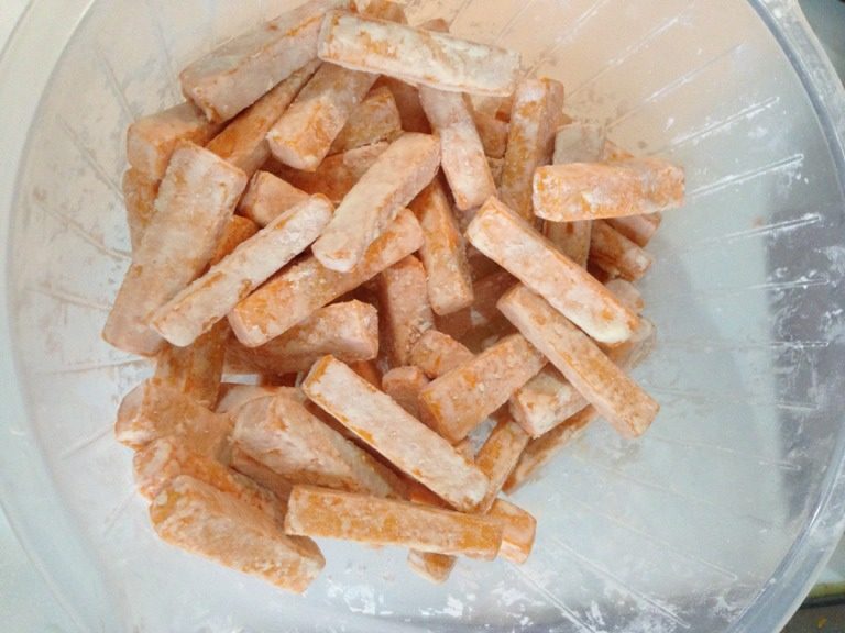 咸蛋黄焗南瓜,沥干后的南瓜段均匀拌上淀粉,其实我就是用手揉的,确保每段都沾上淀粉