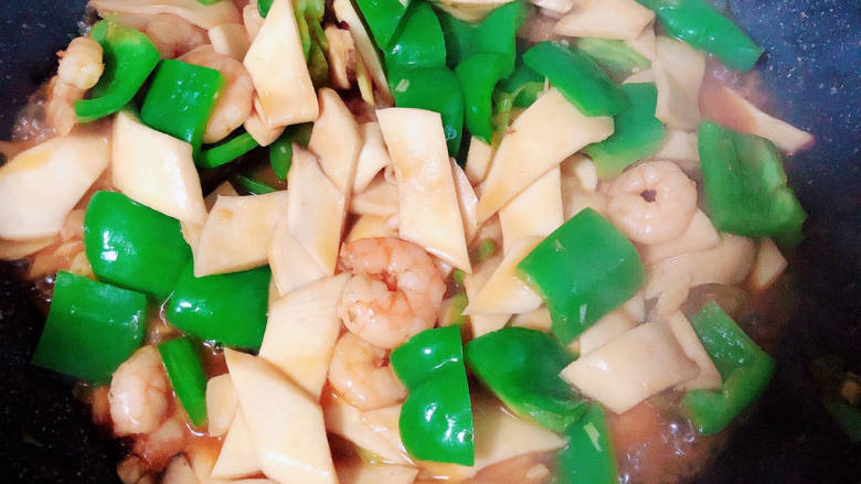 杏鲍菇炒虾仁,加入青椒,翻炒入味即可出锅了。