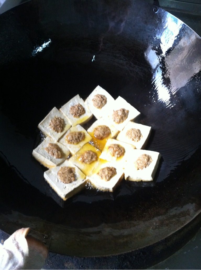 香椿酿客家豆腐,<a style='color:red;display:inline-block;' href='/shicai/ 465'>豆腐</a>切小长方块中间挖一个洞，洞里撒点一点生粉这样让肉放下去可以沾住