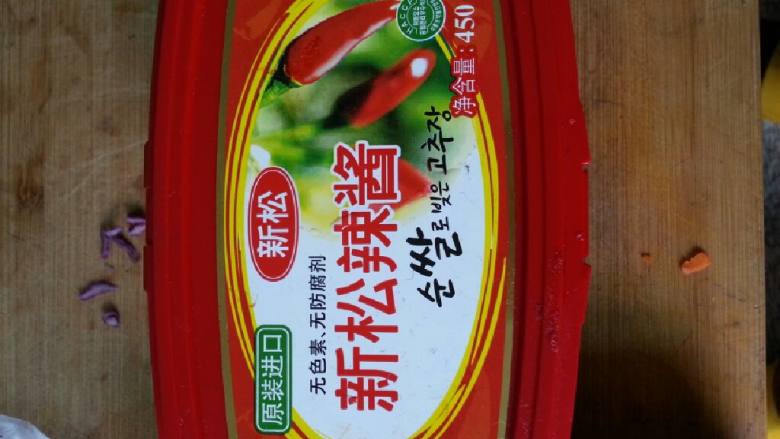 石锅拌饭,<a style='color:red;display:inline-block;' href='/shicai/ 8582'>韩国辣酱</a>用调羹装3-4勺放入碗里,加番茄沙司,加生抽。最后加点白开水,搅拌均匀