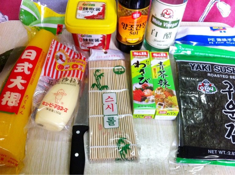 韩式紫菜包饭,如图准备的配料：大根、<a style='color:red;display:inline-block;' href='/shicai/ 4856'>沙拉酱</a>、<a style='color:red;display:inline-block;' href='/shicai/ 8426'>韩式辣酱</a>、韩式酱油、<a style='color:red;display:inline-block;' href='/shicai/ 798'>芥末酱</a>、<a style='color:red;display:inline-block;' href='/shicai/ 273'>紫菜</a>、<a style='color:red;display:inline-block;' href='/shicai/ 507'>米饭</a>、<a style='color:red;display:inline-block;' href='/shicai/ 432'>肉松</a>、<a style='color:red;display:inline-block;' href='/shicai/ 54'>黄瓜</a>、<a style='color:red;display:inline-block;' href='/shicai/ 715'>白醋</a>（工具：刀、<a style='color:red;display:inline-block;' href='/shicai/ 211871'>竹帘</a>、一次性手套）