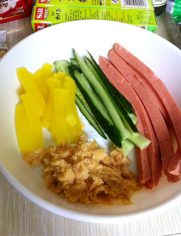 韩式紫菜包饭,米饭蒸好后备用，火腿，黄瓜，肉松，大根切好。
