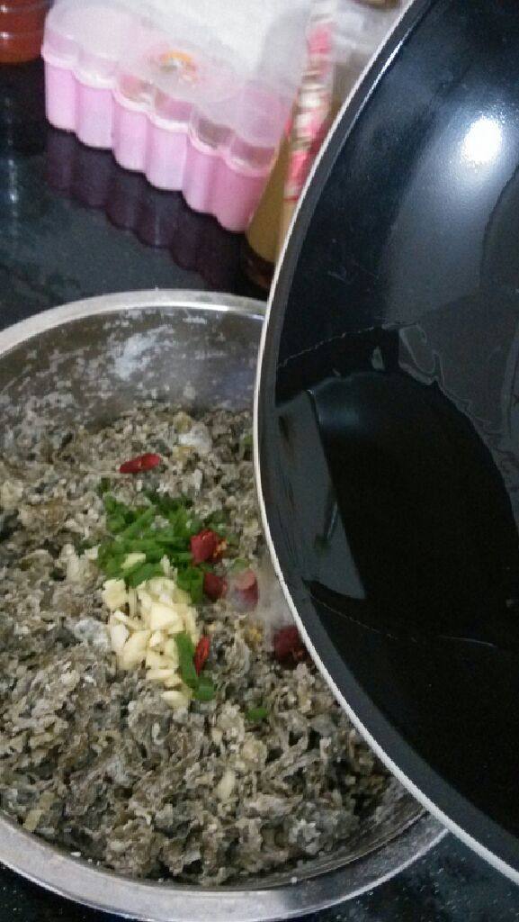 蒸芹菜叶,然后把油,均匀的倒在蒜末上。会听到噼里啪啦的声音。