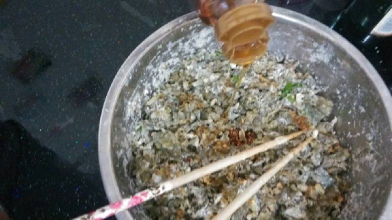 蒸芹菜叶,然后加入盐,麻油。搅拌均匀即可。