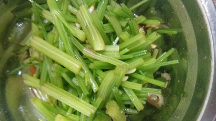 凉拌芹菜
