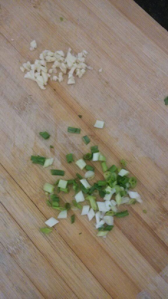 凉拌芹菜,把<a style='color:red;display:inline-block;' href='/shicai/ 3250'>葱</a>切成末，把蒜也切成末。