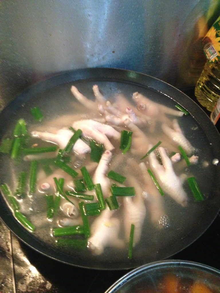 卤水鸡爪,加滚水，里面放入<a style='color:red;display:inline-block;' href='/shicai/ 3250'>葱</a>，<a style='color:red;display:inline-block;' href='/shicai/ 37'>姜</a>片，鸡爪，把白沫煮出来。