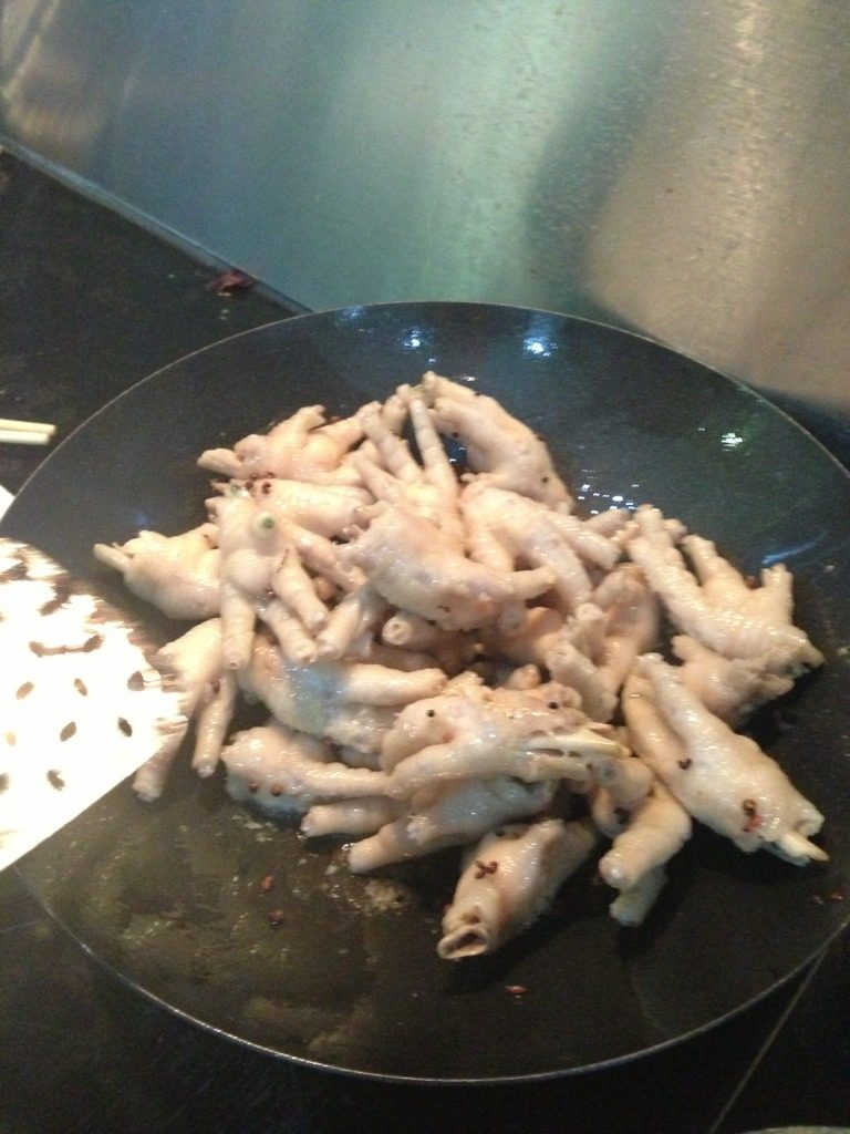 卤水鸡爪,然后倒掉水，加入新的生姜，<a style='color:red;display:inline-block;' href='/shicai/ 695'>八角</a>，<a style='color:red;display:inline-block;' href='/shicai/ 700'>花椒</a>。锅里放油烧热，炒出香味。然后倒入鸡爪一起翻炒。
