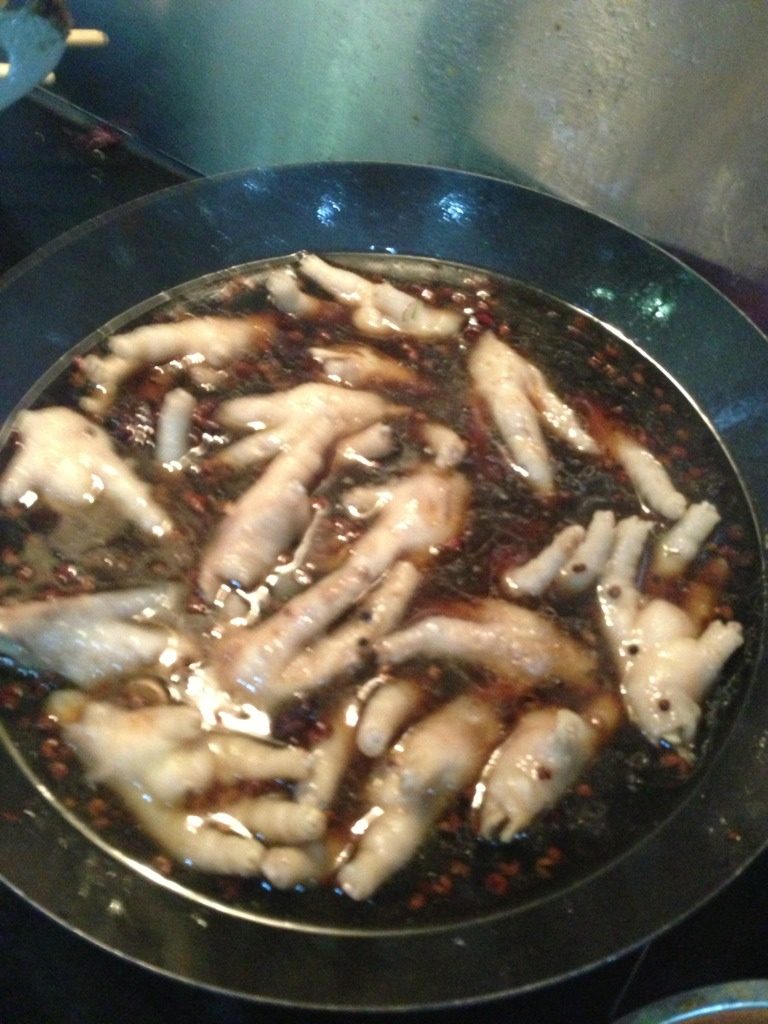 卤水鸡爪,炒完后放入卤水，再加开水，盖住鸡爪为佳。
