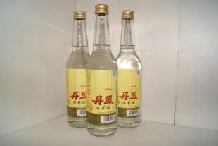 闽南鸡蛋酒,煎两个荷包蛋备用。把一个老姜切成粗丝备用。