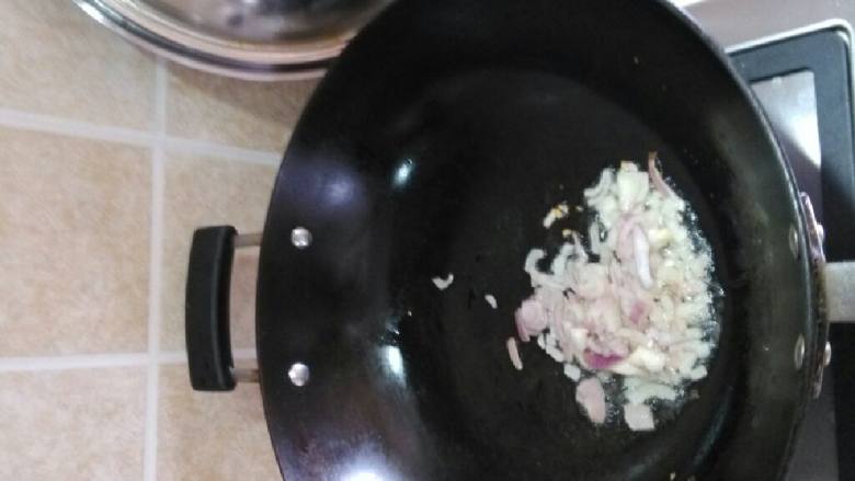 香菇土豆排骨饭,锅烧热放少许油,放入红葱头爆香。