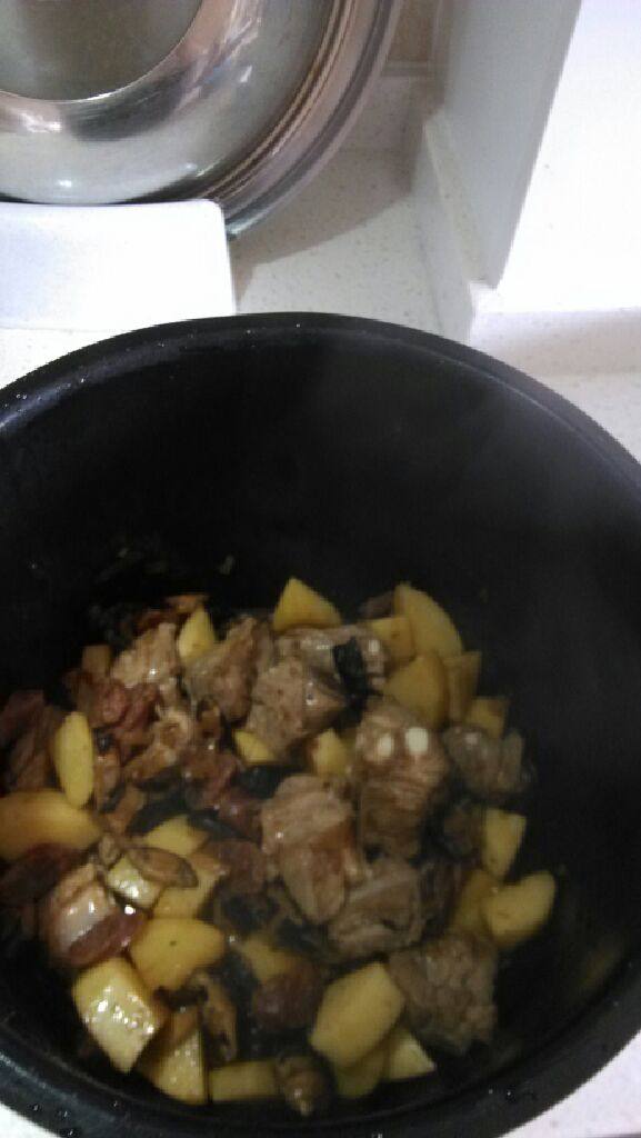香菇土豆排骨饭,把锅里的材料放入高压锅,用铲子整平。