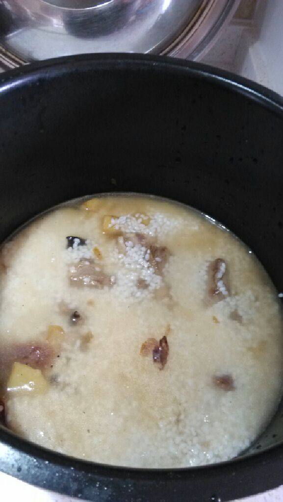 香菇土豆排骨饭,把浸泡好的大米也放入高压锅。再用铲子整平。然后加水,没过大米约1厘米。