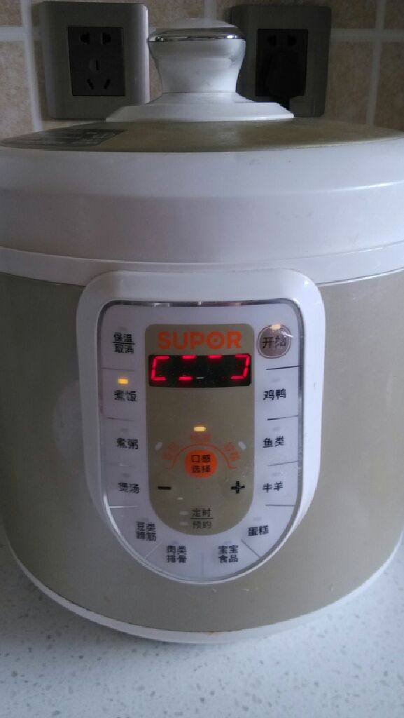 香菇土豆排骨饭,盖上盖,按下煮饭键。。。。