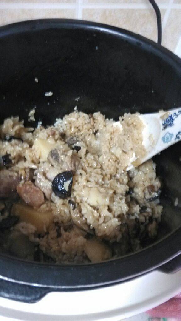 香菇土豆排骨饭,饭熟后,拌匀。