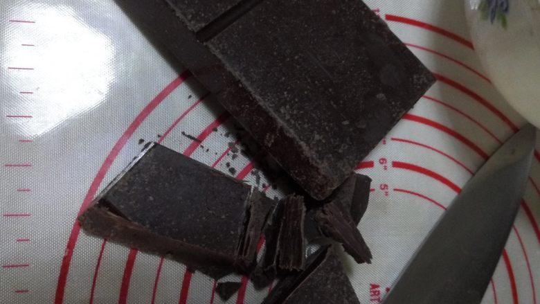 闪电泡芙,黑巧克力块切碎,白巧克力也一样