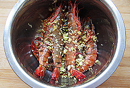 番茄大虾,大虾里加入1小勺盐、1小勺<a style='color:red;display:inline-block;' href='/shicai/ 900'>白酒</a>、葱姜末,腌制20分钟