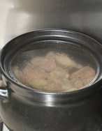 萝卜牛骨汤,焯完水的牛排骨用温水洗净,重新入锅,加姜片和足量的水煮开转小火
炖3个小时左右。