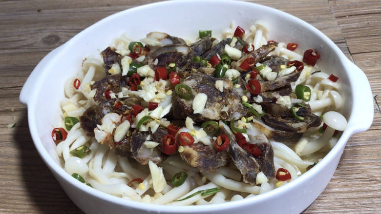 香肠蒸海鲜菇,撒上姜蒜和小米辣,淋入<a style='color:red;display:inline-block;' href='/shicai/ 864'>蒸鱼豉油</a>