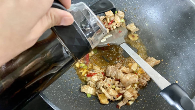 五花肉炒黄瓜➕五花肉木耳炒黄瓜,淋一茶匙<a style='color:red;display:inline-block;' href='/shicai/ 762'>老抽</a>,翻炒上色